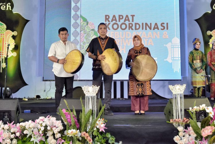 Pj walikota sabang membuka Rapat Koordinasi (Rakor) untuk membangun sinergi program dalam mendukung kemajuan bidang kebudayaan dan pariwisata