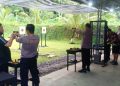 Latihan menembak yang dilaksanakan jajaran Polresta Manado guna meningkatkan kemampuan personil dalam menggunakan senjata api