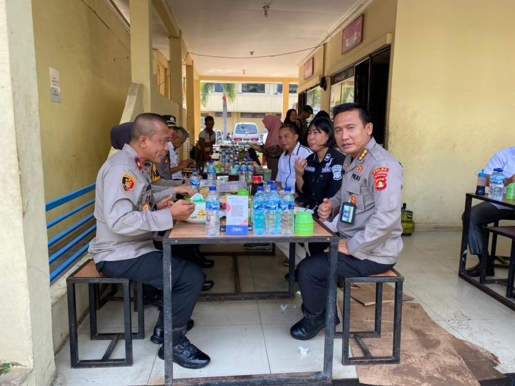 Ngopi bareng bersama Wakapolda Sumsel, Brigjen Pol Rudi Setiawan SIK, MH setelah Patroli pengecekan petugas Piket jaga Mako dan Lingkungan Mapolda Sumsel