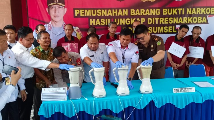 Direktorat Reserse Narkoba (Ditresnarkoba) Polda Sumsel (Sumatera Selatan), musnahkan barang bukti narkotika jenis sabu seberat 1.040,03 gram dan pil ekstasi 200 butir