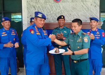 Kedatangan Danlanal Palembang beserta rombongan disambut secara langsung dengan hangat dan penuh keakraban oleh Dirpolairud Polda Sumsel Kombes Pol Andreas Kusmaedi