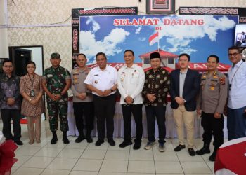 Tim Kompolnas disambut oleh Kapolres Dairi AKBP Wahyudi Rahmn, SH, SIK, MM, Bupati Dairi Dr Eddy KA Berutu, Dandim 0206 Dairi Letkol Arh Ridwan B Sulistyawan, SIP dan Forkopimda serta Tokoh adat, tokoh agama, tokoh pemuda