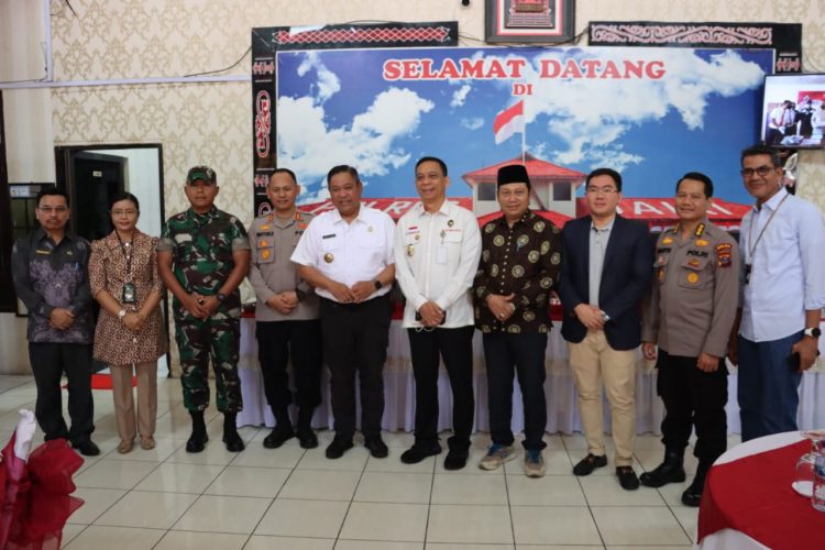 Tim Kompolnas disambut oleh Kapolres Dairi AKBP Wahyudi Rahmn, SH, SIK, MM, Bupati Dairi Dr Eddy KA Berutu, Dandim 0206 Dairi Letkol Arh Ridwan B Sulistyawan, SIP dan Forkopimda serta Tokoh adat, tokoh agama, tokoh pemuda