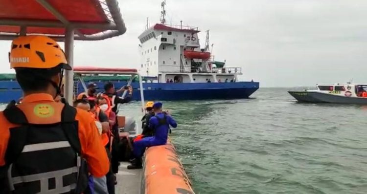 Sat Polairud Polres Bangka Barat bersama Tim Gabungan terus melakukan evakuasi korban laka Laut di perairan karang Amelia