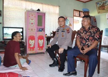 Kapolres Labuhanbatu AKBP ANHAR ARLIA bersama Ketua Perbakin Labuhanbatu SUJIAN alias ACAN berikan bantuan Sembako dan Kursi Roda kepada AIPTU TUMBUR P. SILABAN