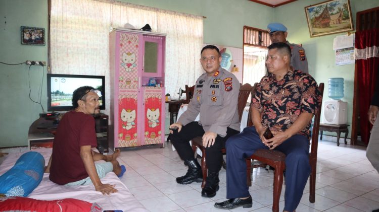 Kapolres Labuhanbatu AKBP ANHAR ARLIA bersama Ketua Perbakin Labuhanbatu SUJIAN alias ACAN berikan bantuan Sembako dan Kursi Roda kepada AIPTU TUMBUR P. SILABAN