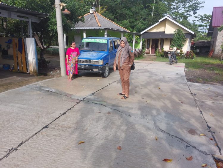 PPK dan Pengawas Dinas PUPR langsung cek ke lokasi pembangunan jalan yang berada di kelurahan Tanjung Raja Timur