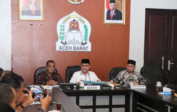(Pj) Bupati Aceh Barat, Drs. Mahdi, dalam rapat perkembangan inflasi daerah Bulan November 2022 yang dihadiri oleh Kepala Badan Pusat Statistik (BPS) Aceh Barat serta para Kepala Satuan Kerja Perangkat Kabupaten (SKPK)