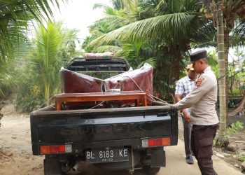 Kapolsek Blang Mangat, Iptu Saprudin, SH, MH menyerahkan satu set kursi tamu untuk rumah bantuan di Gampong Rayeuk Kareung