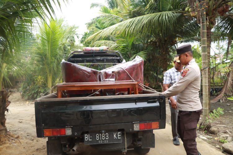 Kapolsek Blang Mangat, Iptu Saprudin, SH, MH menyerahkan satu set kursi tamu untuk rumah bantuan di Gampong Rayeuk Kareung