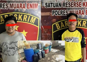 Satreskrim Polres Muara Enim menangkap dua tersangka yang diduga menyalahgunakan BBM jenis solar