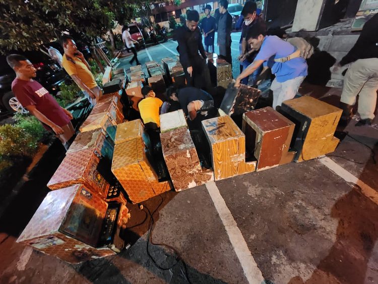 BARANG BUKTI: Tim gabungan Polda dan Polrestabes Medan sita barang bukti satu plastik kecil sabu, satu paket besar ganja seberat 2.200 gram, 30 alat isap, 30 kaca pirex, senjata airsoftgun, 57 unit mesin judi jackpot, tujuh timbangan elektrik, mesin tembak ikan, empat unit sepeda motor serta dua unit mobil, Rabu (30/11). (Foto Dok/ Polda Sumut)