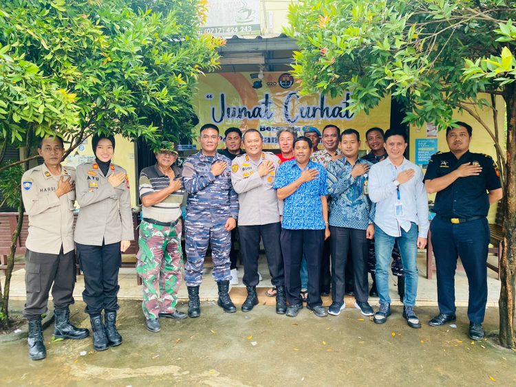 Polres Pangkalpinang kembali mengadakan kegiatan pertemuan dengan masyarakat bertajuk "Jumat Curhat" guna mendengarkan keluhan warga