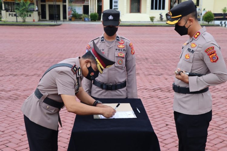 Kapolres Nagan Raya AKBP Setiyawan Eko Prasetiya, S.H.,S.I.K. pimpin upacara serah terima jabatan Wakapolres Nagan Raya