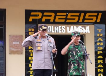 Kepala Kepolisian Resor Kota Langsa AKBP Agung Kanigoro Nusantoro, SH., S.I.K., M.H., dan Dandim 0104/Aceh Timur Letkol Inf Agus Al Fauzi, S.I.P.,M.I.Pol., memimpin apel kesiap siagaan dalam rangka antisipasi guantibmas menjelang peringatan 4 Desember