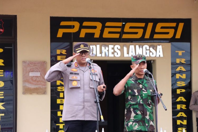 Kepala Kepolisian Resor Kota Langsa AKBP Agung Kanigoro Nusantoro, SH., S.I.K., M.H., dan Dandim 0104/Aceh Timur Letkol Inf Agus Al Fauzi, S.I.P.,M.I.Pol., memimpin apel kesiap siagaan dalam rangka antisipasi guantibmas menjelang peringatan 4 Desember
