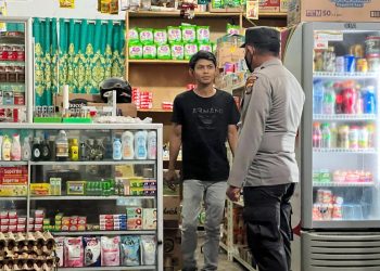 Personel Polsek Sawang melaksanakan patroli rutin antisipasi tindak kejahatan dengan menyasar pertokoan dan pedagang di Kecamatan Sawang