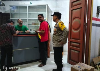 Personel Polsek Muara Batu patroli antisipasi tindak kejahatan, Kamis (1/12/2022) malam, dalam kegiatan ini personel juga menyambagi warga di Kecamatan Muara Batu