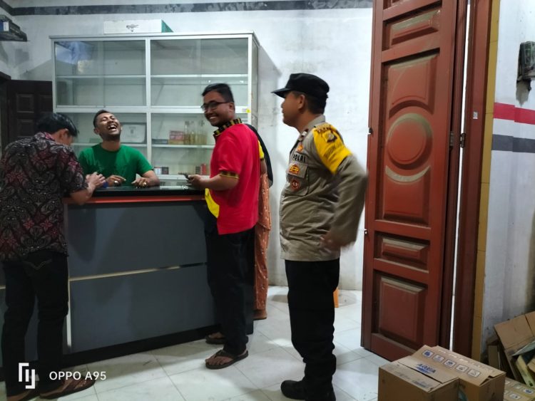 Personel Polsek Muara Batu patroli antisipasi tindak kejahatan, Kamis (1/12/2022) malam, dalam kegiatan ini personel juga menyambagi warga di Kecamatan Muara Batu