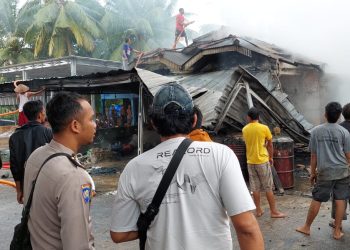 Warga dan dibantu Anggota Polsek dan Bhabinkamtibmas Tempilang mulai berdatangan dan melakukan upaya pemadaman api