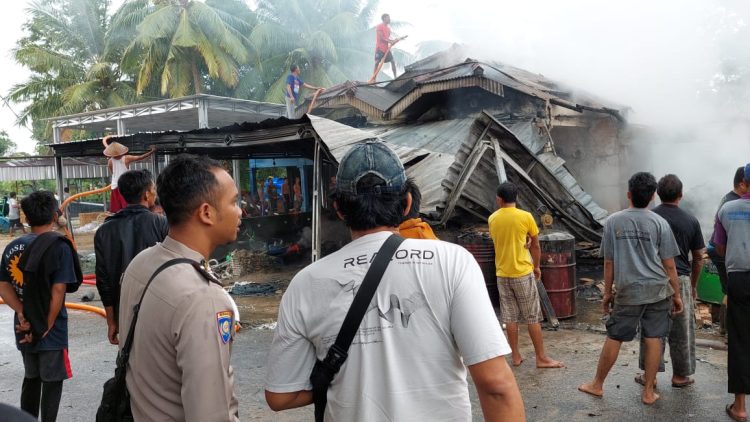 Warga dan dibantu Anggota Polsek dan Bhabinkamtibmas Tempilang mulai berdatangan dan melakukan upaya pemadaman api