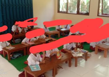 Siswa Siswi Sekolah Dasar Negeri (SDN) 12 Pemulutan Selatan dalam proses belajar tanpa duduk menggunakan kursi
