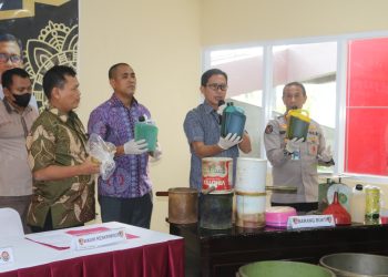 Satgas Ops Illegal Drilling dari Ditreskrimsus Polda Sumsel mengungkap praktek pengoplosan BBM dari minyak mentah sulingan menjadi BBM jenis pertalite di Desa Karang Raja, Kecamatan Karang Raja