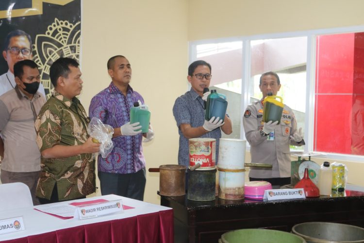 Satgas Ops Illegal Drilling dari Ditreskrimsus Polda Sumsel mengungkap praktek pengoplosan BBM dari minyak mentah sulingan menjadi BBM jenis pertalite di Desa Karang Raja, Kecamatan Karang Raja