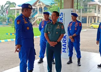Komandan Pangkalan Angkatan Laut (Danlanal) Palembang Kolonel Laut (P) Widyo Sasongko bersama Pejabat Utama berikan kejutan kepada Direktur Polairud Polda Sumsel Kombes Pol Andreas Kusmaedi