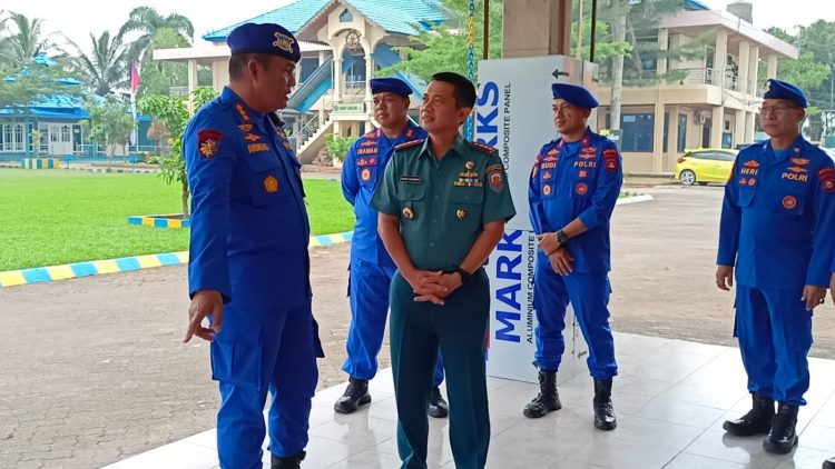 Komandan Pangkalan Angkatan Laut (Danlanal) Palembang Kolonel Laut (P) Widyo Sasongko bersama Pejabat Utama berikan kejutan kepada Direktur Polairud Polda Sumsel Kombes Pol Andreas Kusmaedi