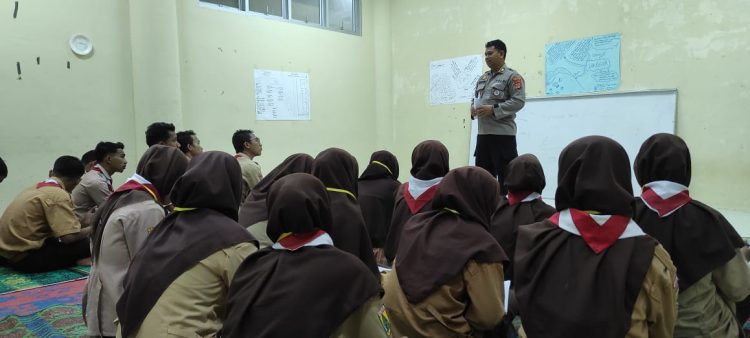Kasat Binmas Polres Lhokseumawe, AKP Arifin Ahmad, S.Sos memberikan materi tentang Wawasan Kebangsaan di Gudep IAIN Malikussaleh Lhokseumawe