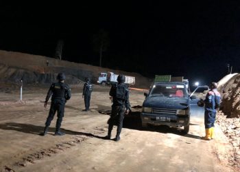 Personel Ditsamapta Polda Kaltim laksanakan patroli dan pengamanan di sekitar kawasan pos pam dermaga dan bangunan jalan Tol Pulau Balang Kel. Pantai Lango Kec. Penajam