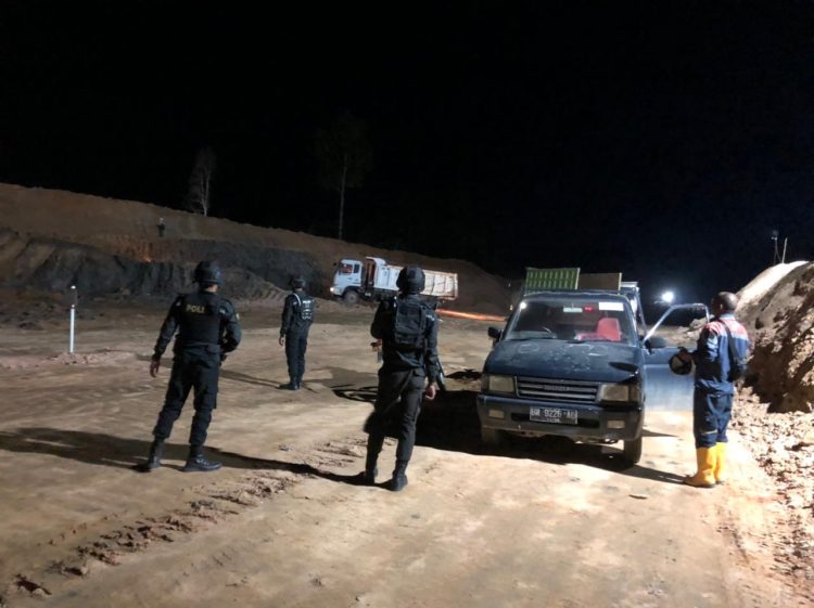 Personel Ditsamapta Polda Kaltim laksanakan patroli dan pengamanan di sekitar kawasan pos pam dermaga dan bangunan jalan Tol Pulau Balang Kel. Pantai Lango Kec. Penajam