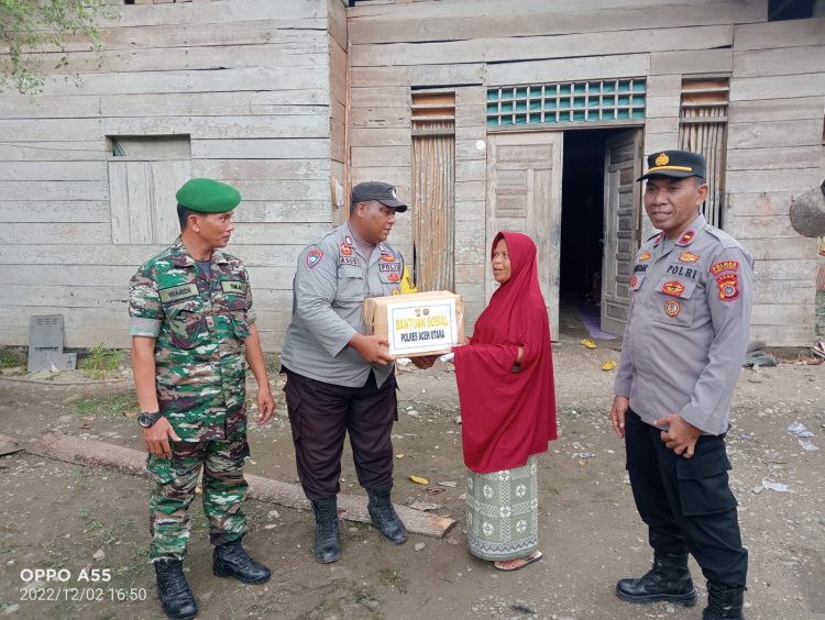 Polres Aceh Utara membagikan Bantuan Sosial kepada masyarakat janda miskin korban konflik diwilayah Kecamatan Paya Bakong