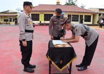 Kapolres Dairi AKBP Wahyudi Rahman, SH, S.I.K,MM Memimpin Pelaksanaan Upacara Serah Terima Jabatan Kabag Ops, Kabag Ren dan Kasat Intelkam di Lingkungan Polres Dairi