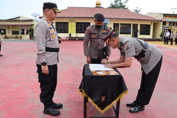 Kapolres Dairi AKBP Wahyudi Rahman, SH, S.I.K,MM Memimpin Pelaksanaan Upacara Serah Terima Jabatan Kabag Ops, Kabag Ren dan Kasat Intelkam di Lingkungan Polres Dairi