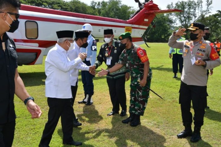 Wakil Presiden Republik Indonesia K.H. Ma’ruf Amin didampingi Gubernur Sulawesi Selatan Andi Sudirman Sulaiman melakukan kunjungan kerja ke Kabupaten Wajo, Provinsi Sulawesi Selatan