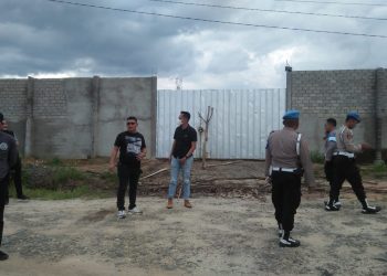 Satgas Ops Illegal Drilling Ditreskrimsus Polda Sumsel pimpinan Katim Satgas II Operasi Illegal Drilling Iptu Irawan bersama Kasatgas III Illegal Drilling Iptu Akso dari Bidang Propam Polda Sumsel Iptu Akso mendatangi gudang penimbunan BBM jenis solar illegal di Desa Sukamulya