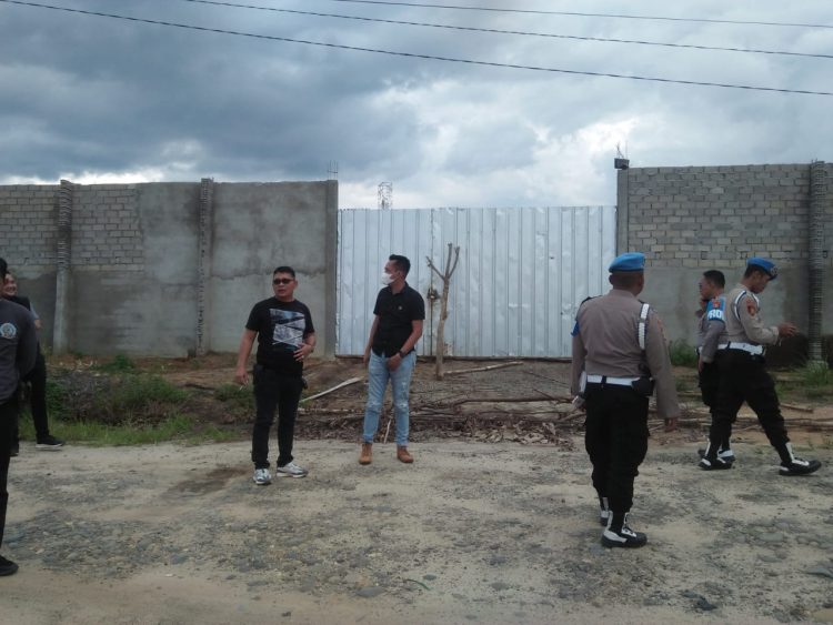 Satgas Ops Illegal Drilling Ditreskrimsus Polda Sumsel pimpinan Katim Satgas II Operasi Illegal Drilling Iptu Irawan bersama Kasatgas III Illegal Drilling Iptu Akso dari Bidang Propam Polda Sumsel Iptu Akso mendatangi gudang penimbunan BBM jenis solar illegal di Desa Sukamulya