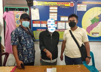 Pelaku Judi Togel Z (tengah) alias Mabes dari salah satu warung yang terletak di Huta Hataran Jawa III Nagori Marubun Jaya Kecamatan Tanah Jawa