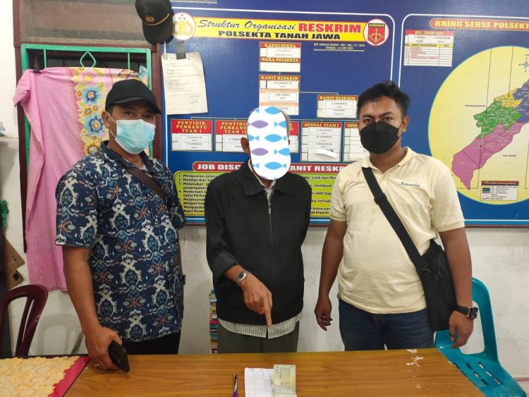 Pelaku Judi Togel Z (tengah) alias Mabes dari salah satu warung yang terletak di Huta Hataran Jawa III Nagori Marubun Jaya Kecamatan Tanah Jawa