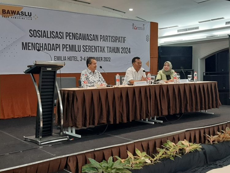Pembukaan Sosialisasi Pengawasan Partisipatif Pada Pemilu 2024. Hadir dalam kegiatan tersebut : Komisioner Bawaslu OKI : IKHSAN HAMIDI S.Ag M.Pdi (Ketua). M. FAHRUDIN. AYONG HENDRA S.Ag. HADI IRAWAN SH.I