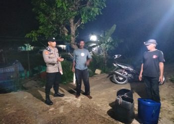 Personel Polsek Muara Batu menyapa warga saat melaksanakan patroli dialogis guna mencegah gangguan Kamtibmas