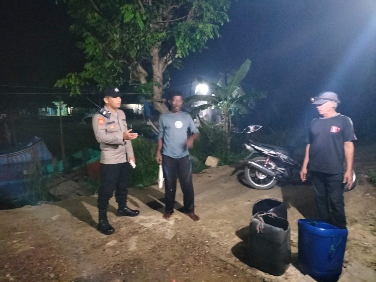 Personel Polsek Muara Batu menyapa warga saat melaksanakan patroli dialogis guna mencegah gangguan Kamtibmas
