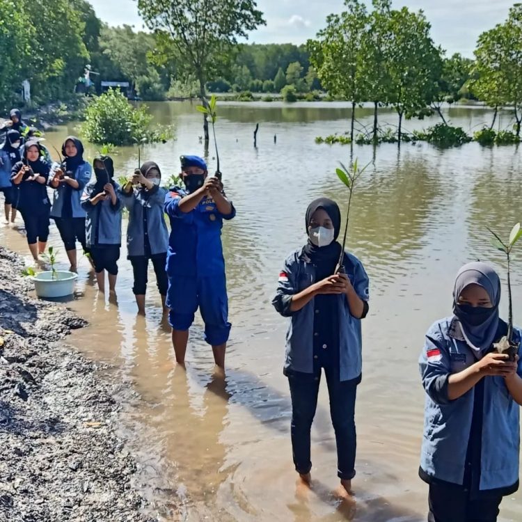 Anggota Ditpolairud Polda Kaltim, Bripka Taufik Ismail pemerhati dan cinta lingkungan serta menjadi relawan di Kaltim