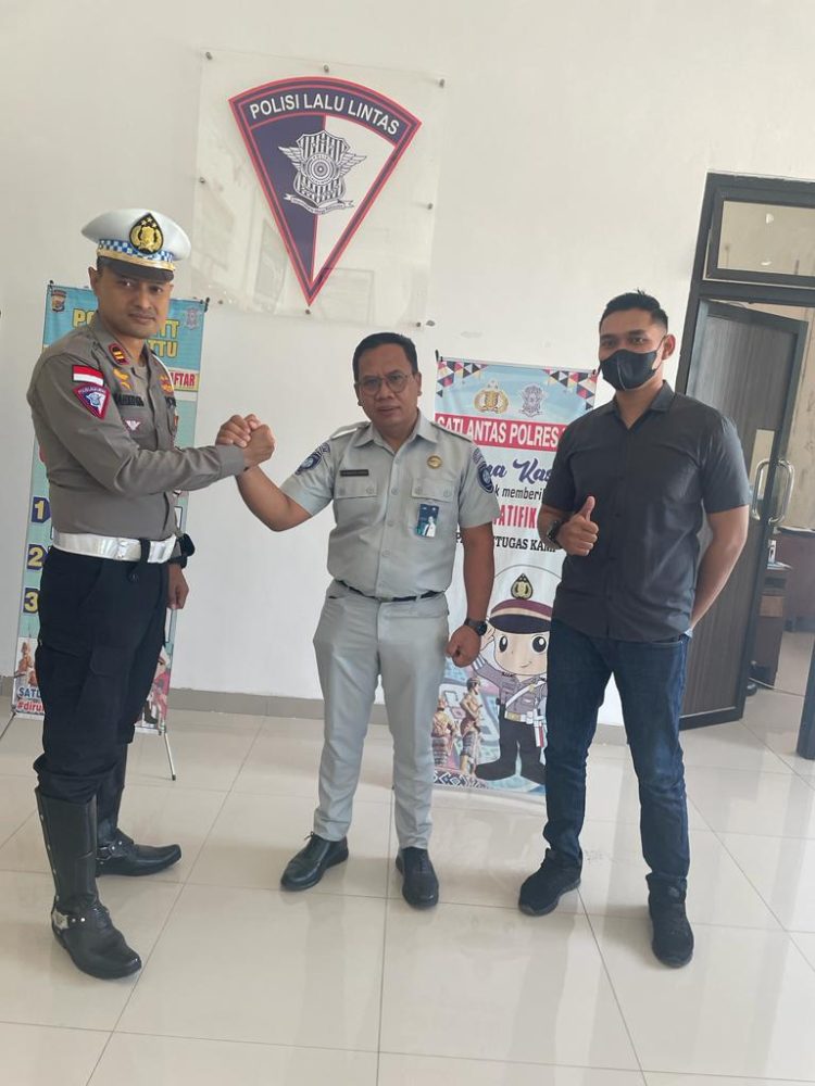 Kegiatan silaturahmi oleh I Komang Kerti, Penanggung Jawab Samsat Jasa Raharja Kabupaten TTU yang baru menggantikan Rama Donny S.Kom bertandang ke Kantor Satpas Sat Lantas Polres TTU