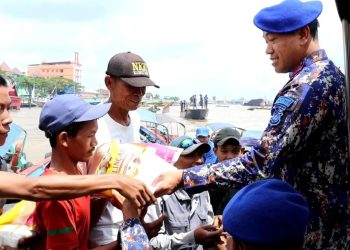 Kapolrestabes Palembang Kombes Pol Mokhamad Ngajib, S.I.K., M.H. di dampingi Kasat Polairud Polrestabes Palembang Kompol Dedy Ardiansyah pimpin baksos di sungai musi
