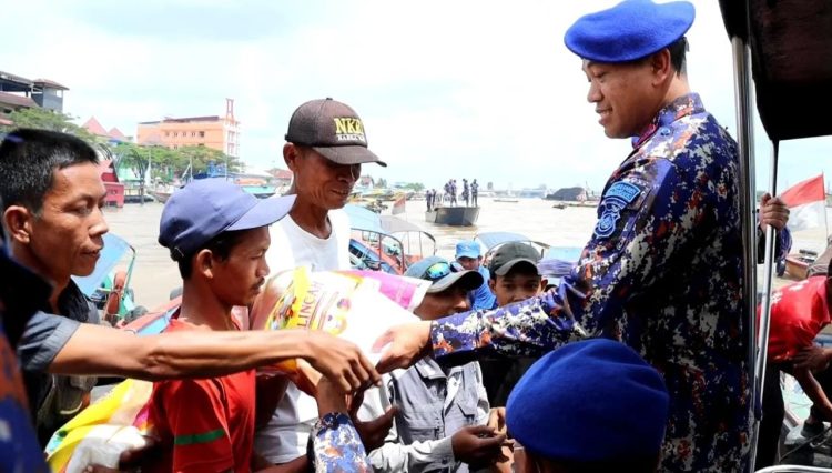 Kapolrestabes Palembang Kombes Pol Mokhamad Ngajib, S.I.K., M.H. di dampingi Kasat Polairud Polrestabes Palembang Kompol Dedy Ardiansyah pimpin baksos di sungai musi