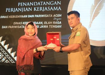 Dinas Kebudayaan dan Pariwisata (Disbudpar) Aceh meluncurkan busana berbudaya Aceh di Hotel Ayani, Senin, 5 Desember 2022