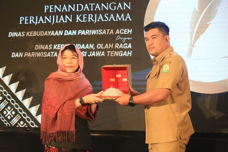 Dinas Kebudayaan dan Pariwisata (Disbudpar) Aceh meluncurkan busana berbudaya Aceh di Hotel Ayani, Senin, 5 Desember 2022